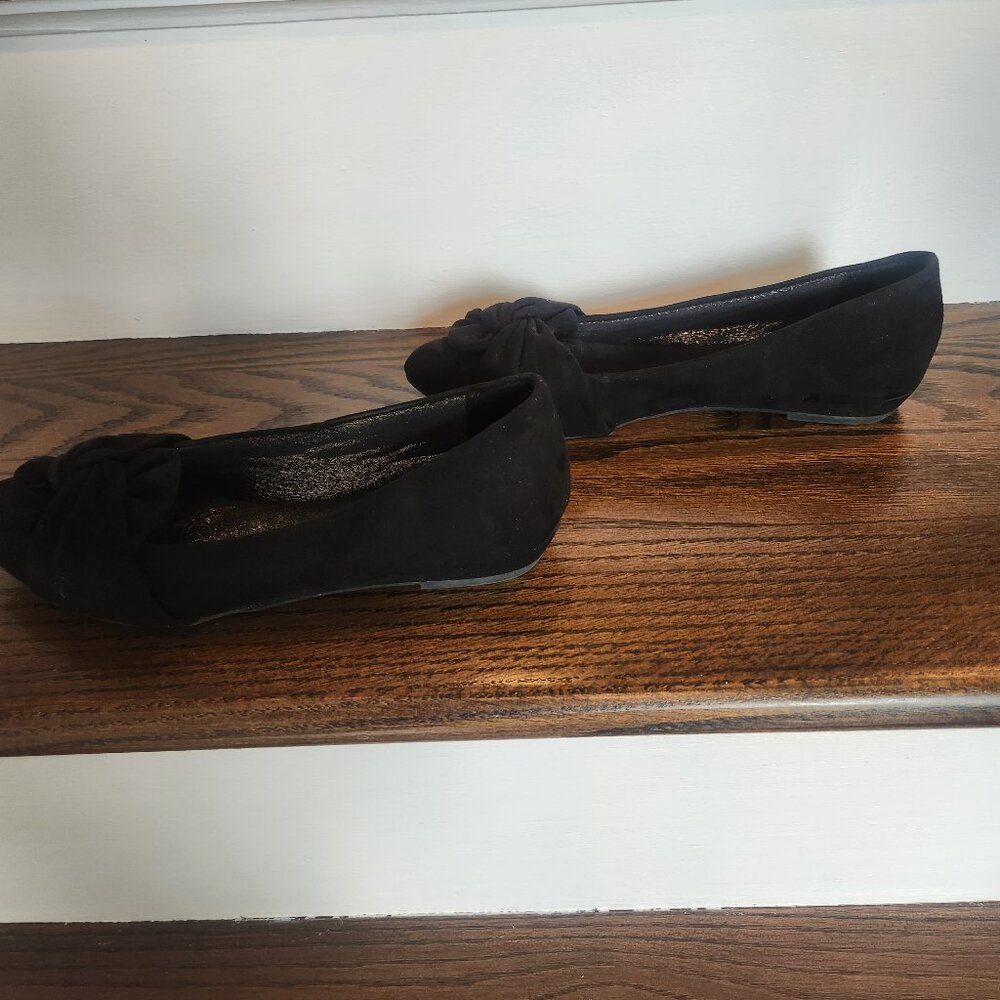 Women's Black Flats Slip On Shoes Pointed Toe Black Size 6 Fergalicious EUC - Picture 3 of 9